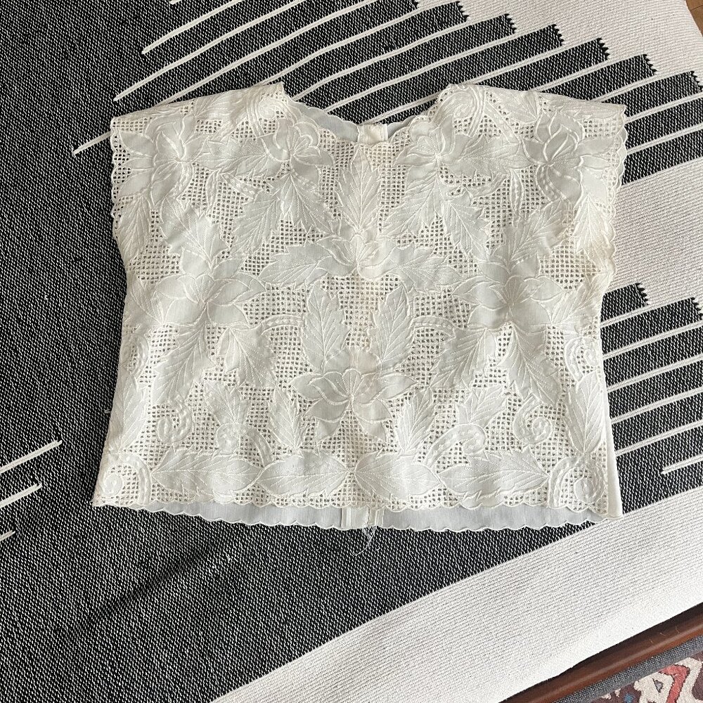 CUTE 80S ERA LACE-STYLE TOP OFF WHITE